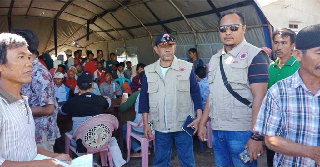 KAWAL: BPBD mengawal pembagian buku rekening kepada korban gempa di Kantor Desa Kayangan, Kecamatan Kayangan, Minggu (31/3)