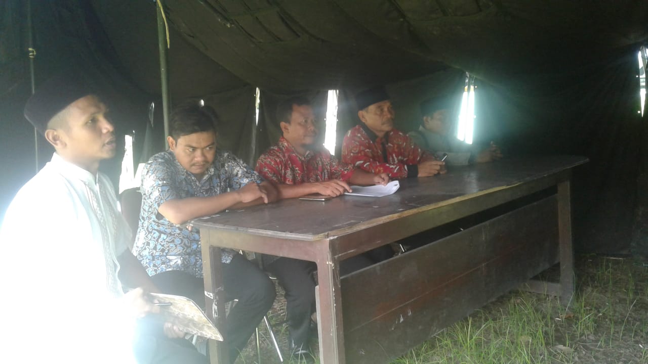 Camat Gangga, Ahmad Suhadi didampingi Ketua Umum LPTQ Kecamatan Gangga, Eko Sekiadim, melepas Kafilah MTQ tingkat Kabupaten Lombok Utara.