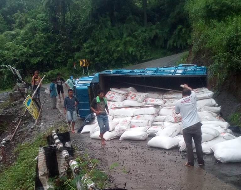  Truk  muatan kotoran ayam  terguling di Sibelis Pekalongan 