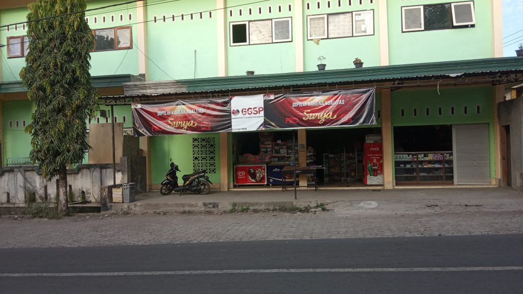 Salah satu sekolah di Lombok Timur masih terlihat ada poster iklan rokok